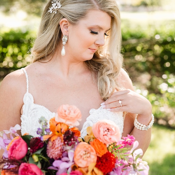 Stunning Pre-Owned Allure Bridals Wedding Gown - Ivory/Nude Lining, Size 10 - Picture 5 of 15